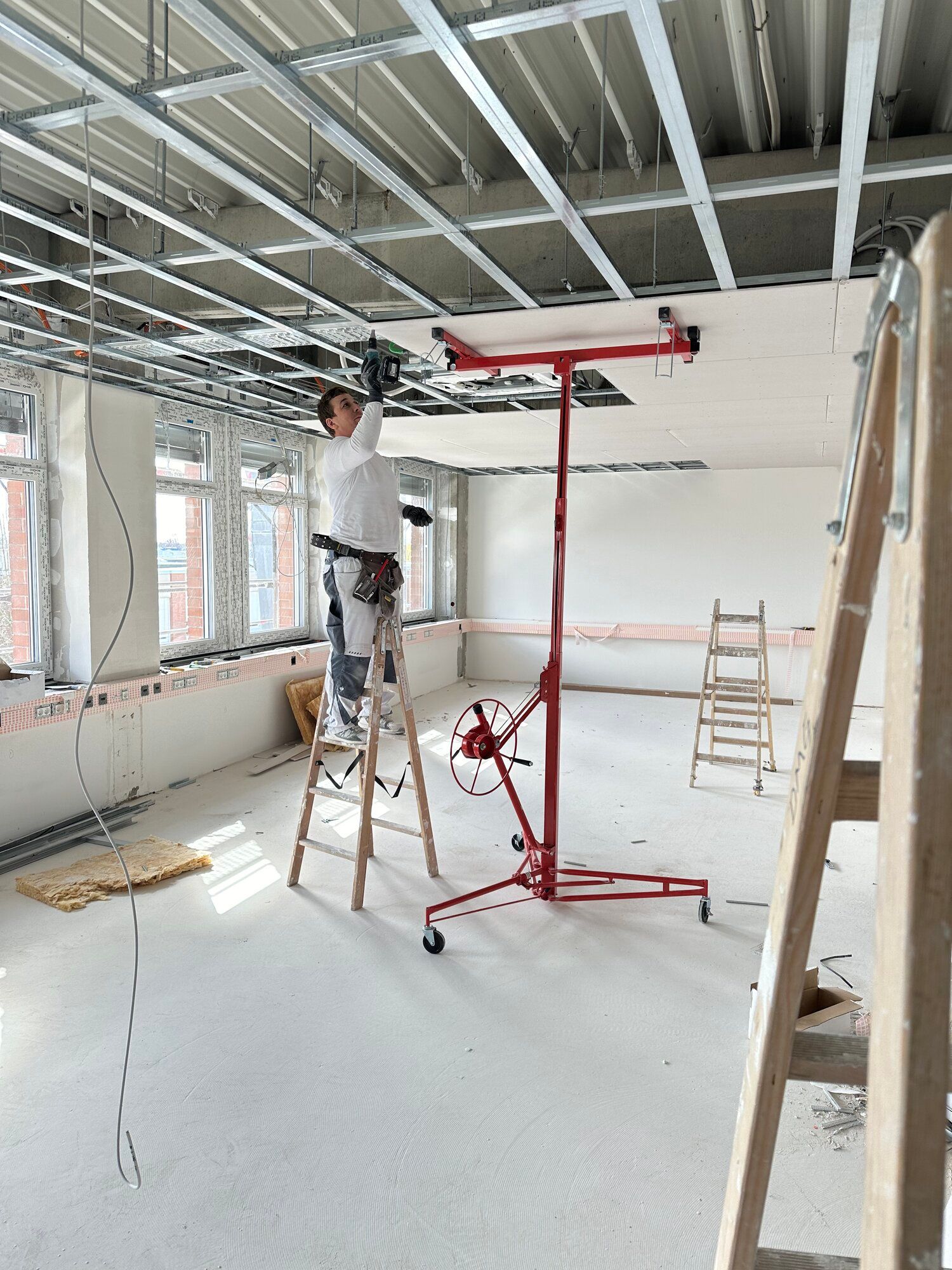 Trockenbauarbeiten in einem 4-stöckigen Bürogebäude – Bild 9