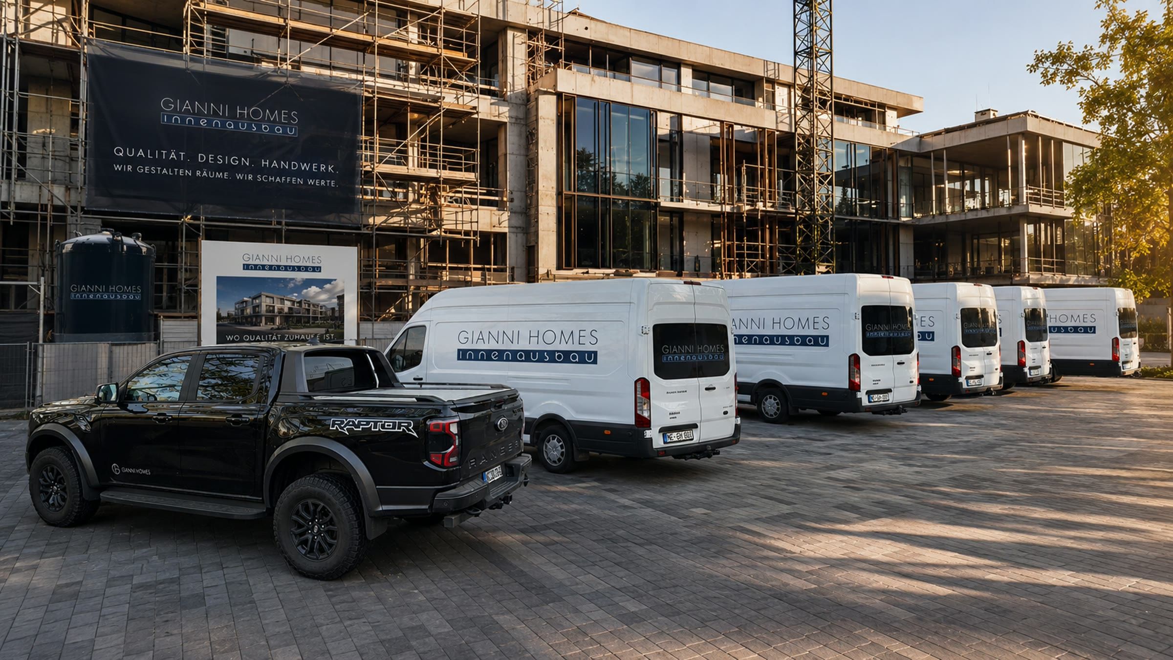 Gianni Homes Fahrzeugflotte vor Bauprojekt